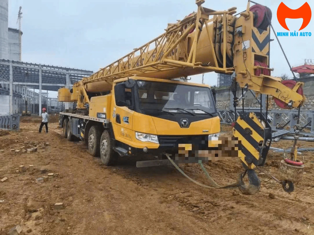 Xe cẩu bánh lốp 50 tấn XCMG QY50K5D đứng tại công trường, cần thu gọn trên khung xe