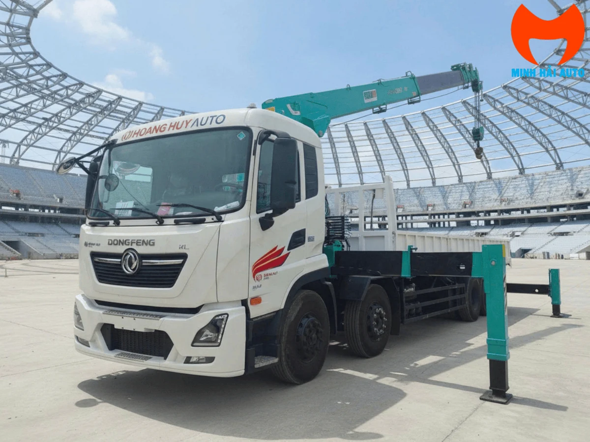 Xe cẩu tự hành Dongfeng Hoàng Huy bốn trục gắn cẩu xanh ngọc năm đốt cần, thùng lửng, chụp góc trước chếch bên trái
