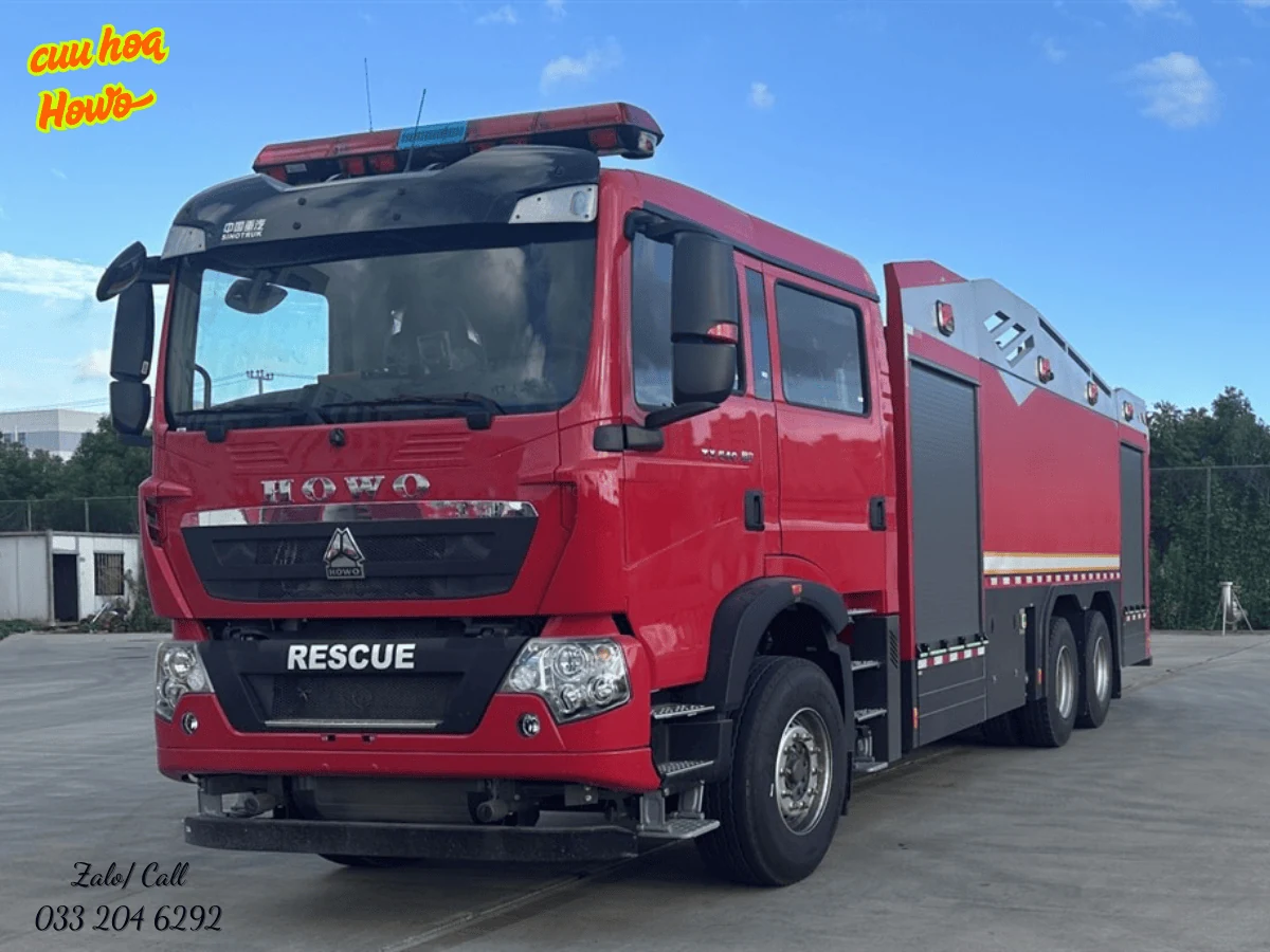 Xe chữa cháy nước bọt HOWO 15 khối màu đỏ nhìn góc ba phần tư phía trước