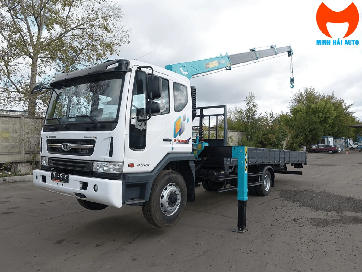 Xe tải Daewoo Novus cabin trắng gắn cẩu Hyundai HLC-5014 màu xanh ngọc sau cabin, thùng lửng xám, nhìn chéo từ phía trước