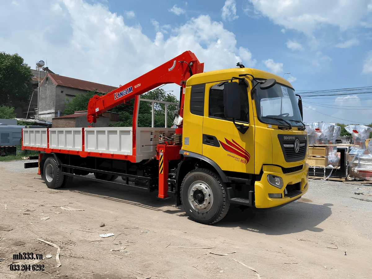 Xe tải Dongfeng Hoàng Huy cabin vàng gắn cẩu Kanglim KS1754 màu đỏ phía sau cabin, thùng lửng thành mở