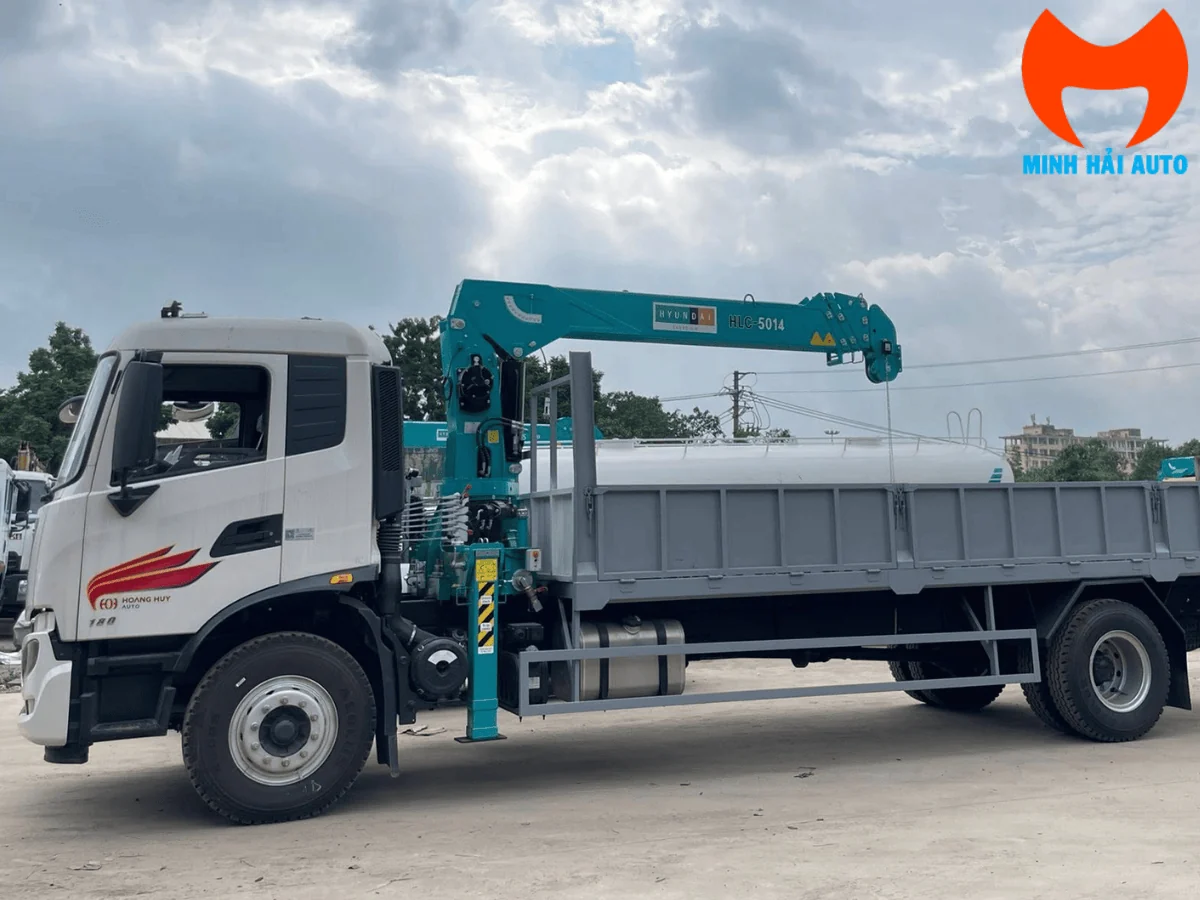 Xe tải Dongfeng B180 Hoàng Huy nhìn ngang, cẩu Hyundai HLC-5014 gập trên thùng lửng