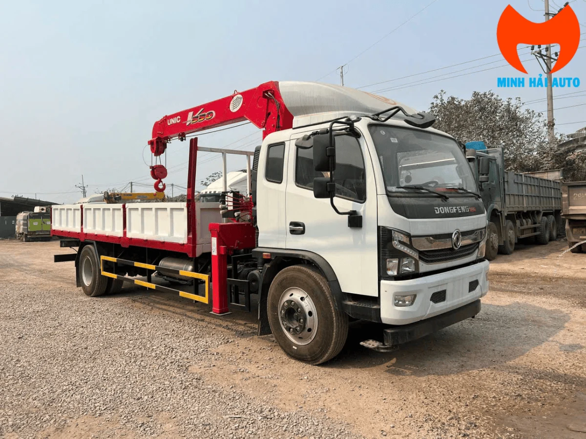 Xe tải Dongfeng màu trắng gắn cẩu UNIC đỏ sau ca-bin, thùng lửng đỏ trắng, chụp góc trước chếch phải tại bãi xe