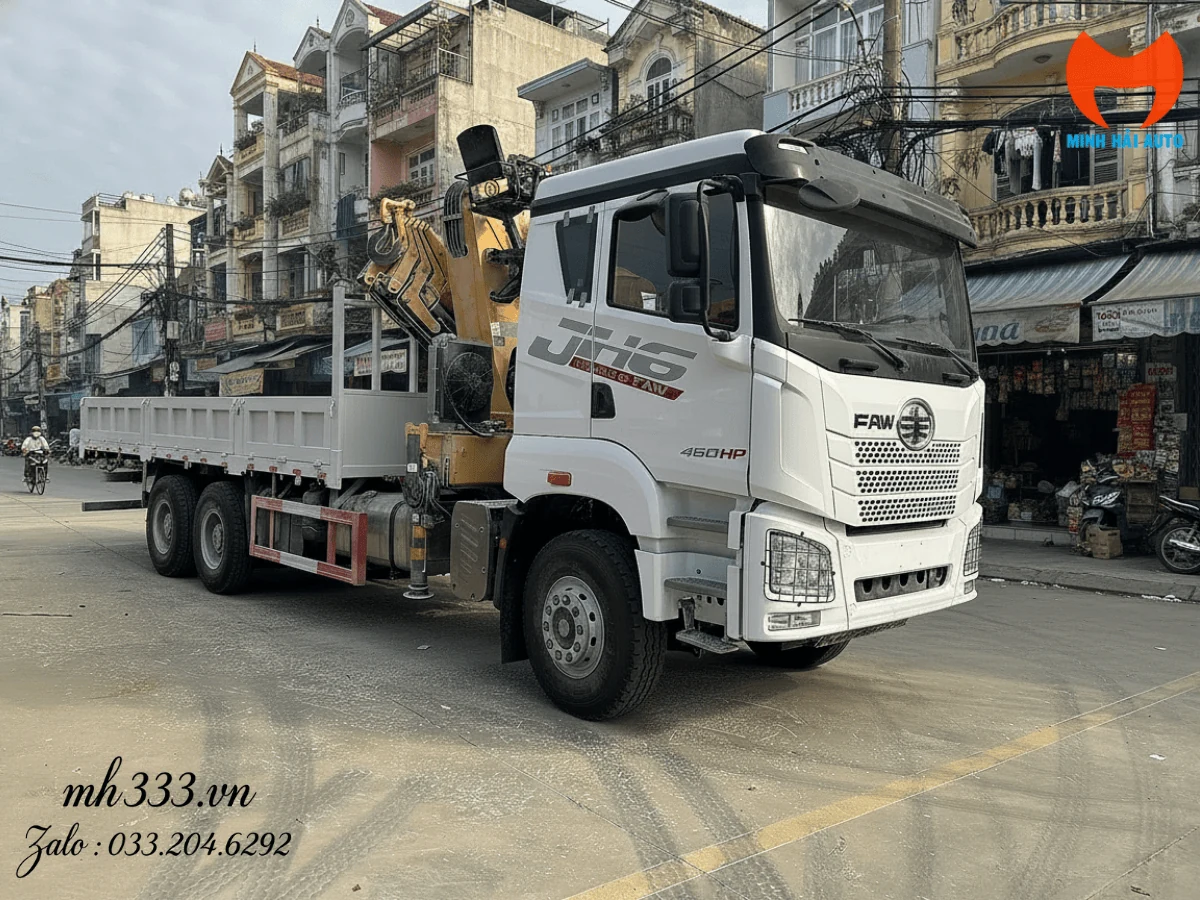 Xe tải FAW JH6 ba chân gắn cẩu gập khúc XCMG G-SQZ330.6 nhìn từ phía trước bên phải