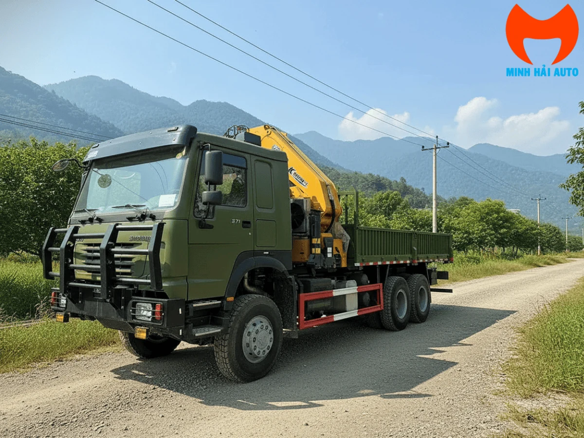 Xe tải HOWO ba chân gắn cẩu gập khúc XCMG 25 tấn, cần thu gọn sau cabin