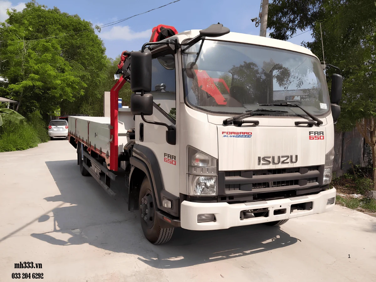 Xe tải Isuzu FRR 650 màu trắng gắn cẩu gập Palfinger đỏ sau ca-bin, thùng lửng, chụp góc trước chếch phải