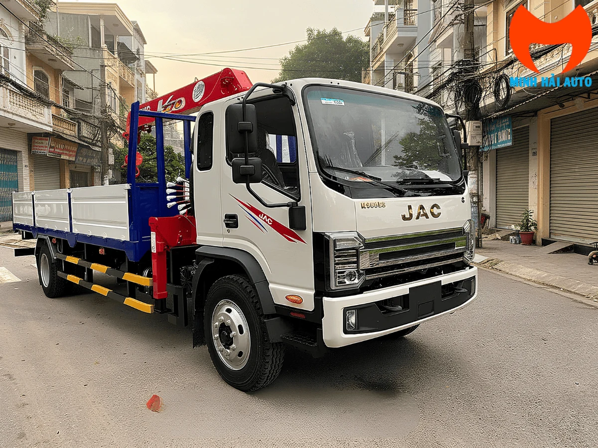 Xe tải JAC N900 gắn cẩu tự hành UNIC dòng UR-V370 màu đỏ, nhìn từ góc trước