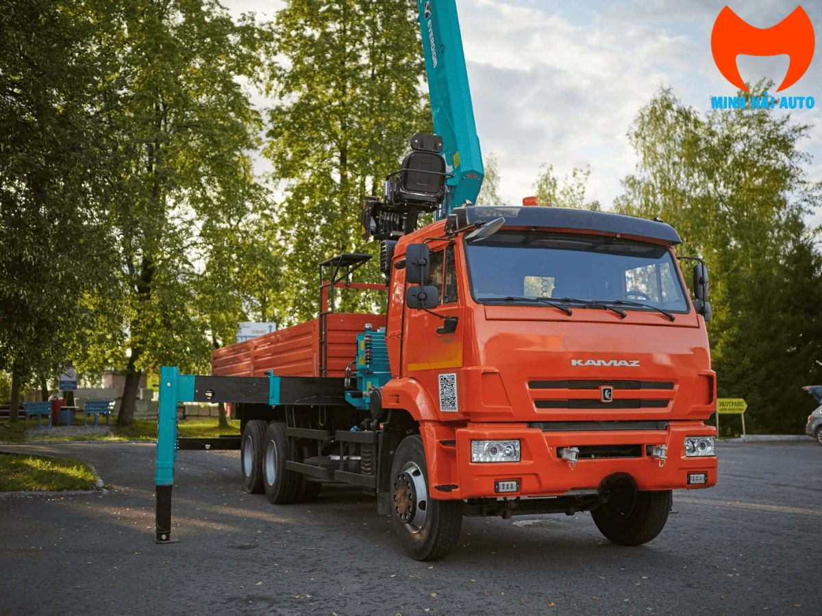 Xe tải KAMAZ cabin cam gắn cẩu Hyundai Everdigm màu xanh ngọc sau cabin, thùng lửng cam, cần cẩu thu gọn, chụp tại bãi ở nước ngoài