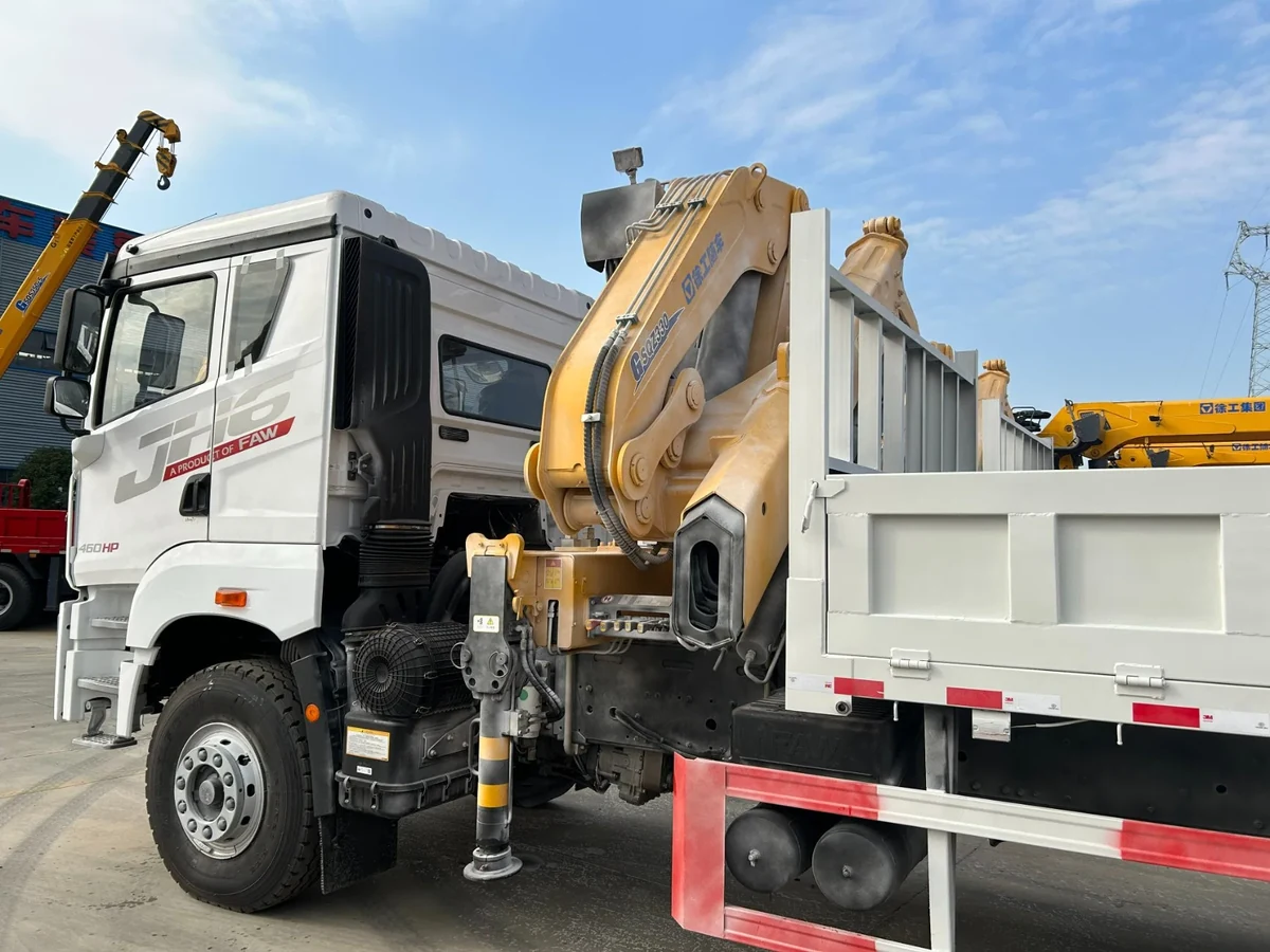 Cận cảnh cẩu gập khúc XCMG G-SQZ330 gắn sau cabin xe FAW JH6, chân chống hạ xuống