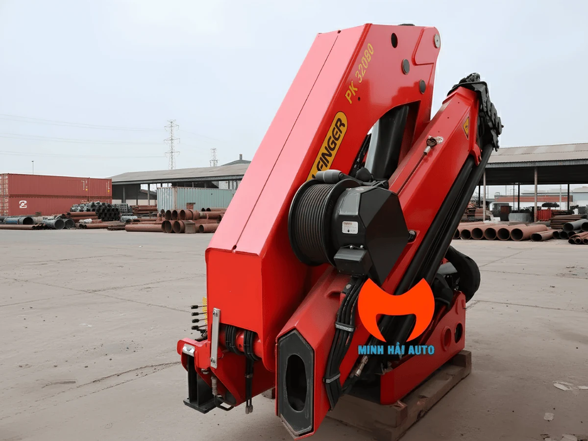 Cận cảnh cẩu gập khúc Palfinger PK 32080 màu đỏ, nhãn model in trên thân cẩu