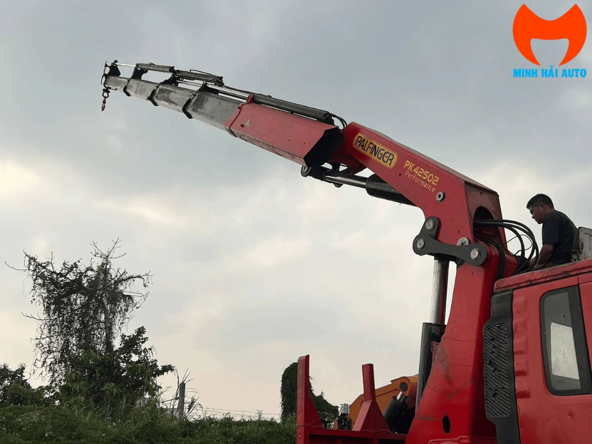 Cần cẩu Palfinger PK 42502 Performance duỗi các đoạn cần nhìn từ phía nghiêng