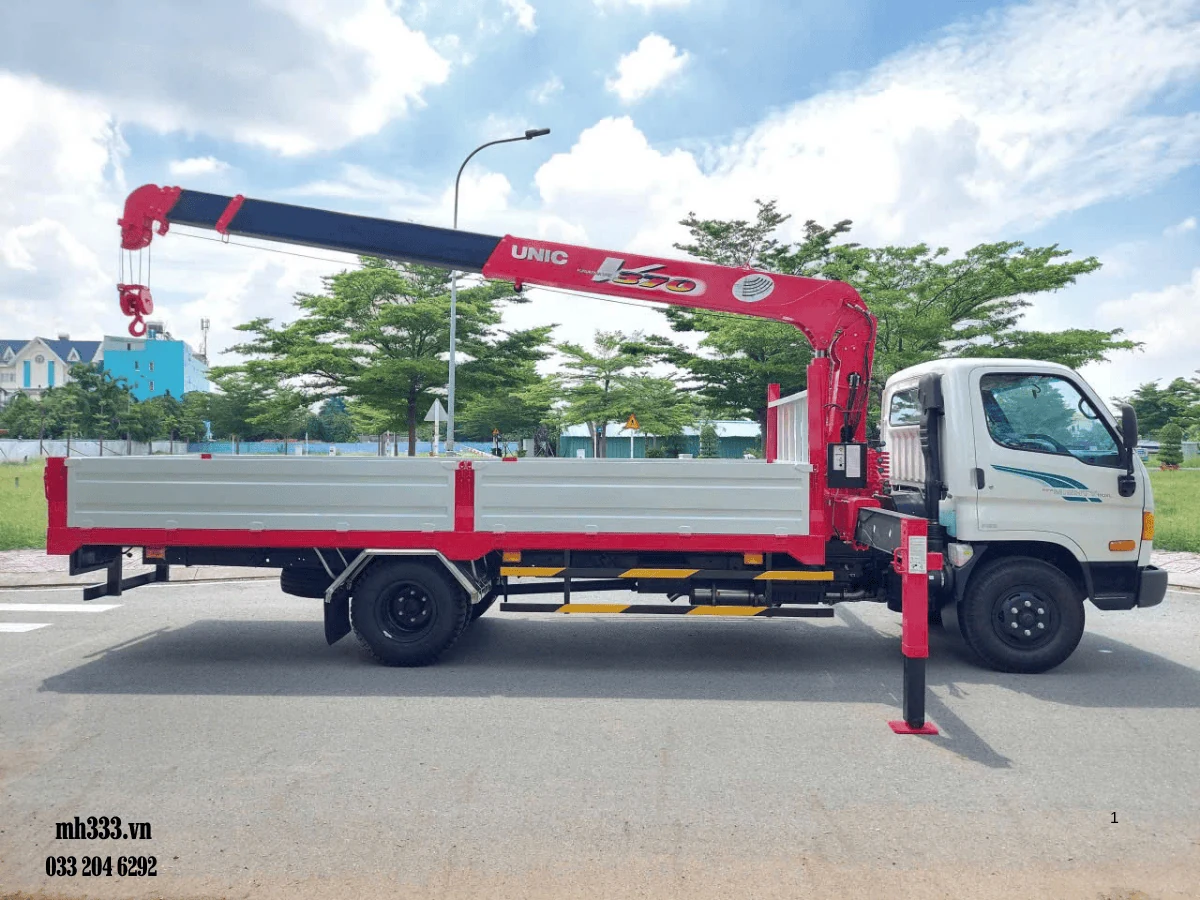 Cận cảnh thân cần cẩu Unic màu đỏ sơn chữ UNIC và cụm số V370, lắp trên xe tải Hyundai cabin trắng