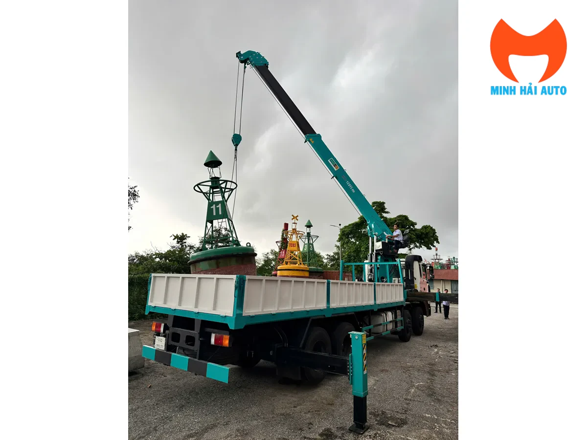 Cẩu tự hành Hyundai 15 tấn vươn cần nâng phao luồng hàng hải số 11