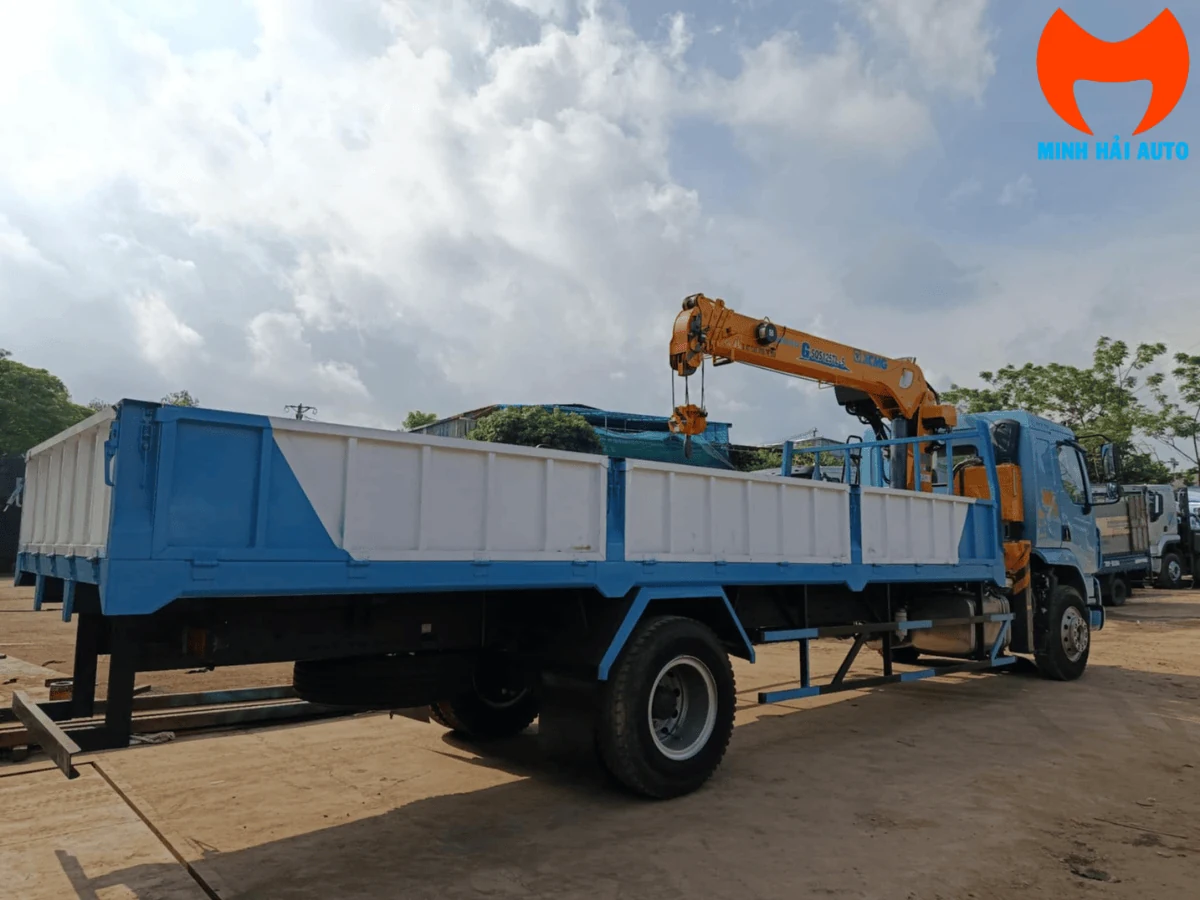 Xe tải Chenglong M3 cabin màu bạc gắn cẩu XCMG màu vàng cam, thùng lửng, nhìn chéo từ phía trước bên trái