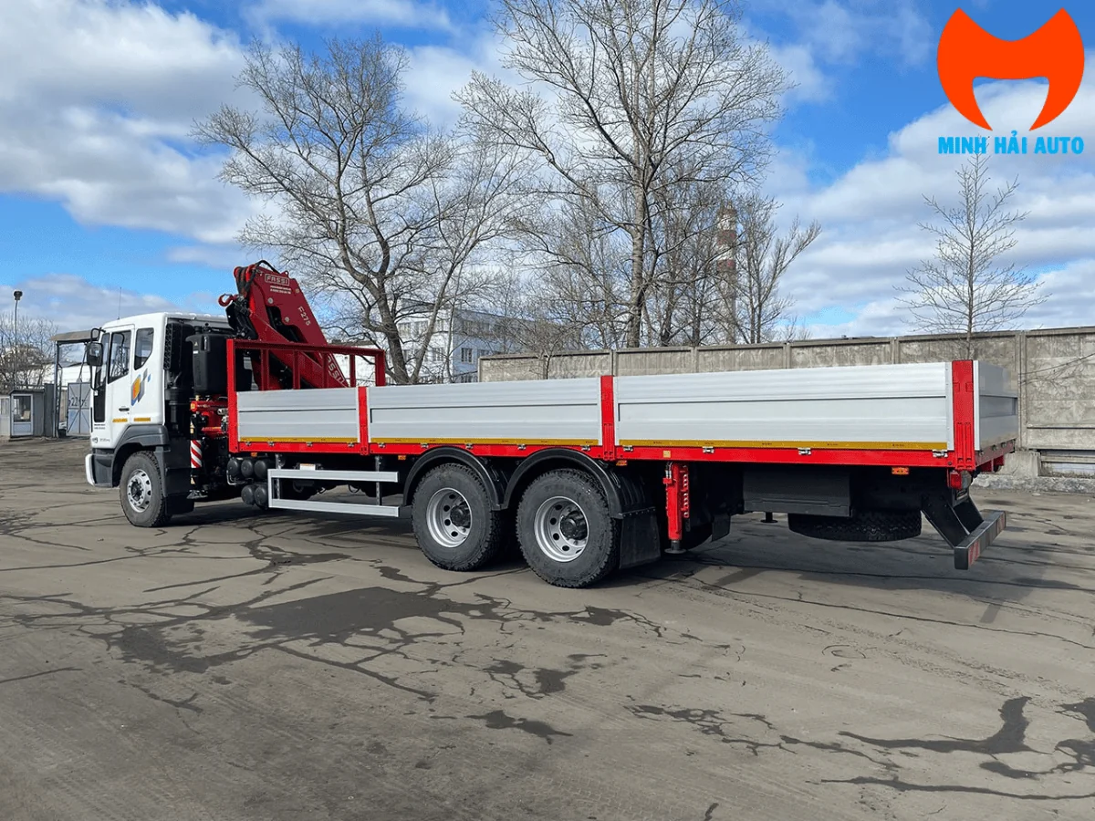 Daewoo Novus gắn cẩu Fassi F275 nhìn từ phía sau, thùng lửng thành nhôm và chân chống đã hạ