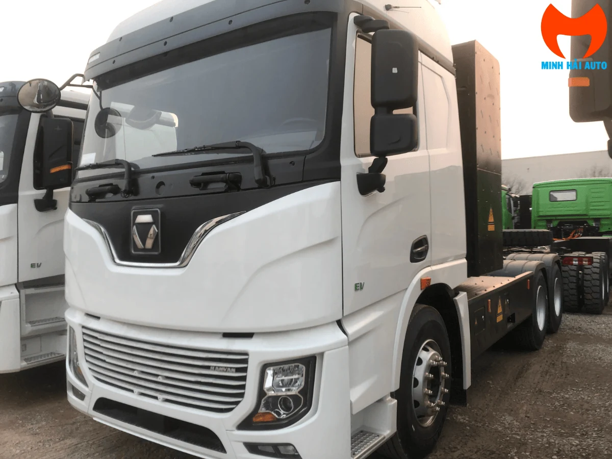 Xe đầu kéo điện XCMG chụp góc trước chếch trái, đọc rõ chữ EV trên cửa xe và thấy khối pin đặt sau ca-bin