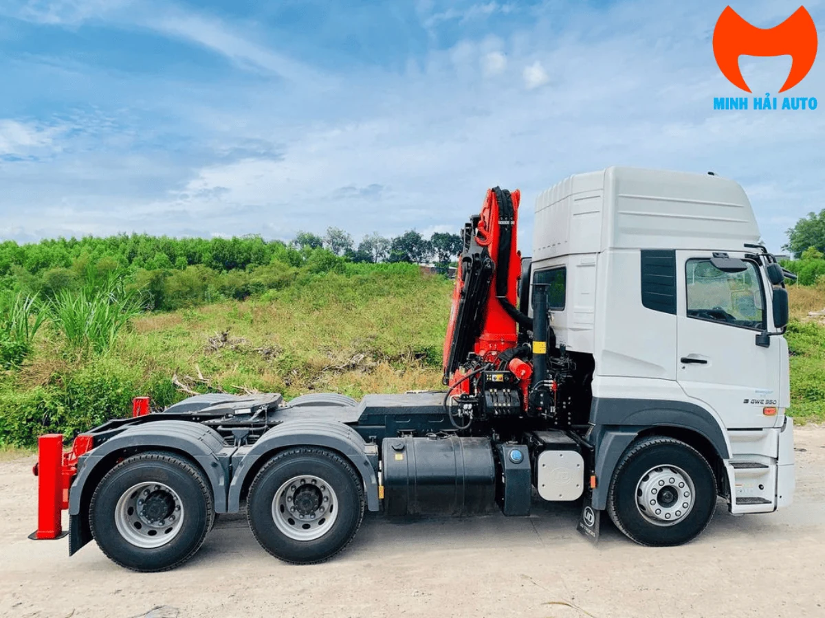 Cận cảnh cụm cần cẩu gập màu đỏ xếp gọn phía sau cabin đầu kéo UD Trucks, nhìn ngang