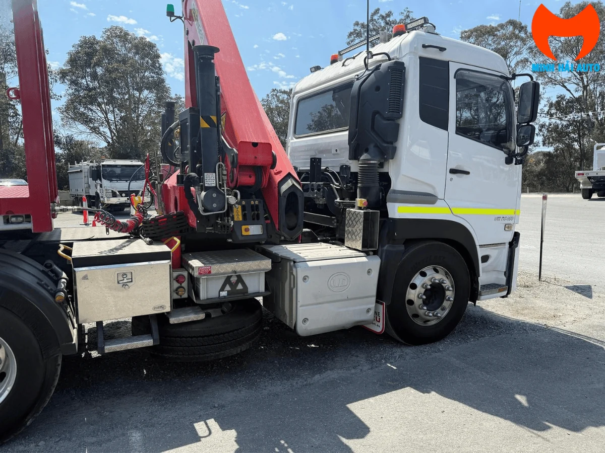 Cẩu Palfinger PK 19001 SLD5 lắp sau cabin đầu kéo UD