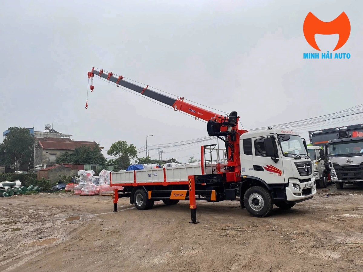 Xe tải Dongfeng gắn cẩu thước đỏ đang vươn cần tại sân bãi