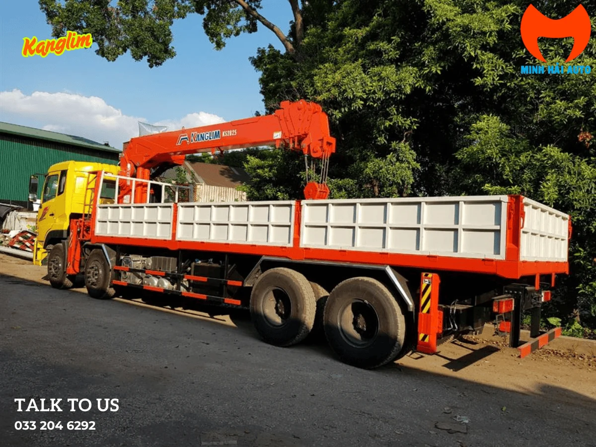Xe tải Dongfeng Hoàng Huy cabin vàng gắn cẩu Kanglim màu cam, nhãn KS2825 trên thân cần, thùng lửng trắng cam