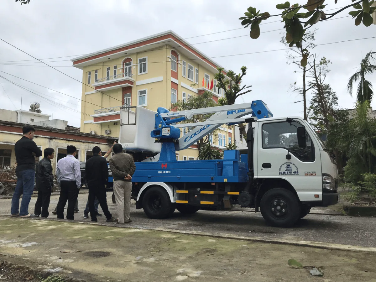 Xe Isuzu gắn thang nâng Socage nhập khẩu Italy cao làm việc 13,7m