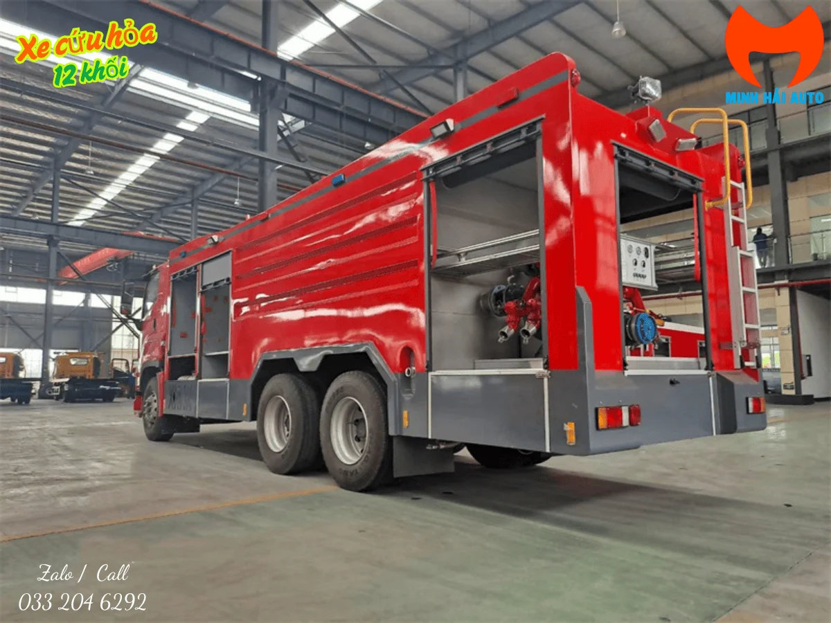 Khoang bơm phía sau xe chữa cháy Isuzu GIGA 12 khối mở cửa cuốn, thấy cụm van và cuộn vòi