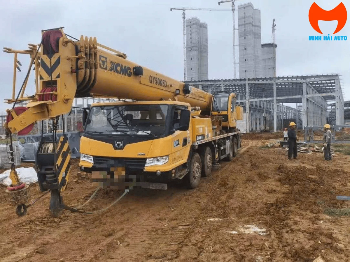 Nhãn model QY50K5D dập trên thân cần xe cẩu bánh lốp XCMG