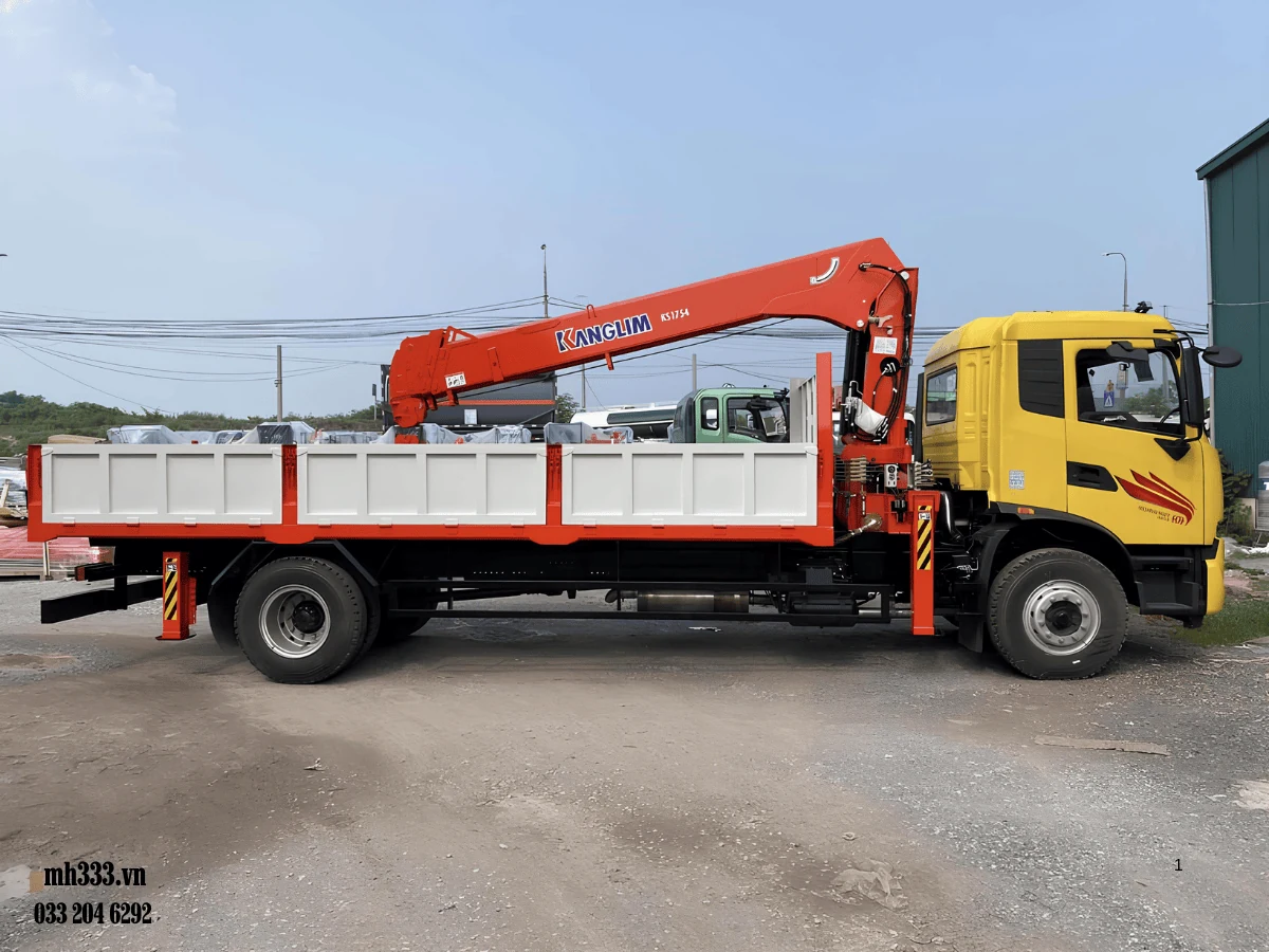 Xe cẩu Kanglim KS1754 nhìn ngang, thấy rõ cần cẩu xếp gọn phía sau cabin và toàn bộ chiều dài thùng lửng