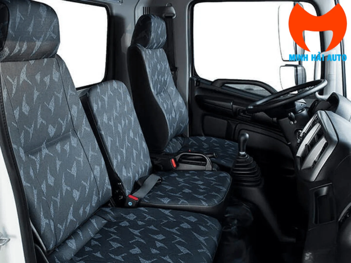 Nội thất cabin xe ép rác Hino FC9JETC 8 khối với ghế lái, ghế phụ và cần số sàn