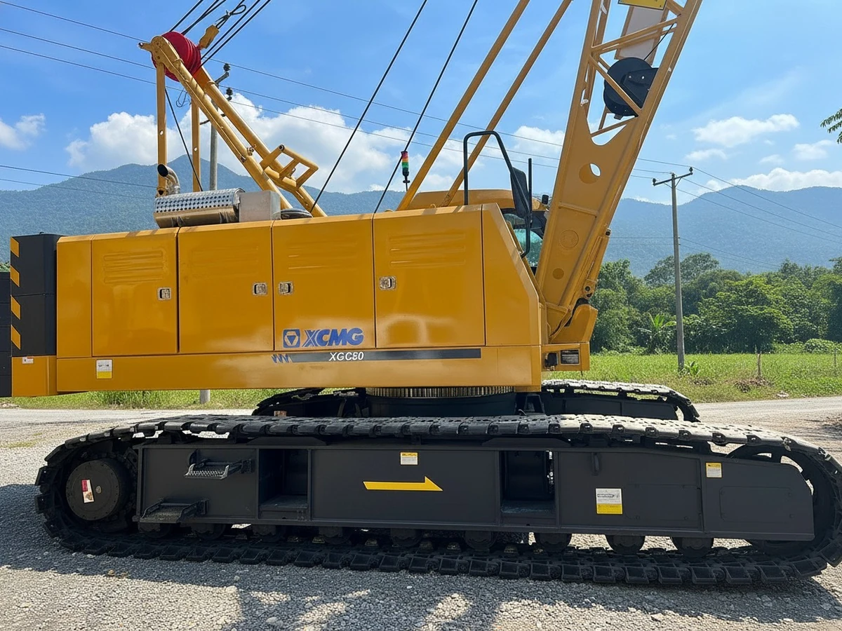 Cận cảnh thân máy XCMG XGC50 và cụm bánh xích, thấy rõ vỏ động cơ, mâm quay và guốc xích