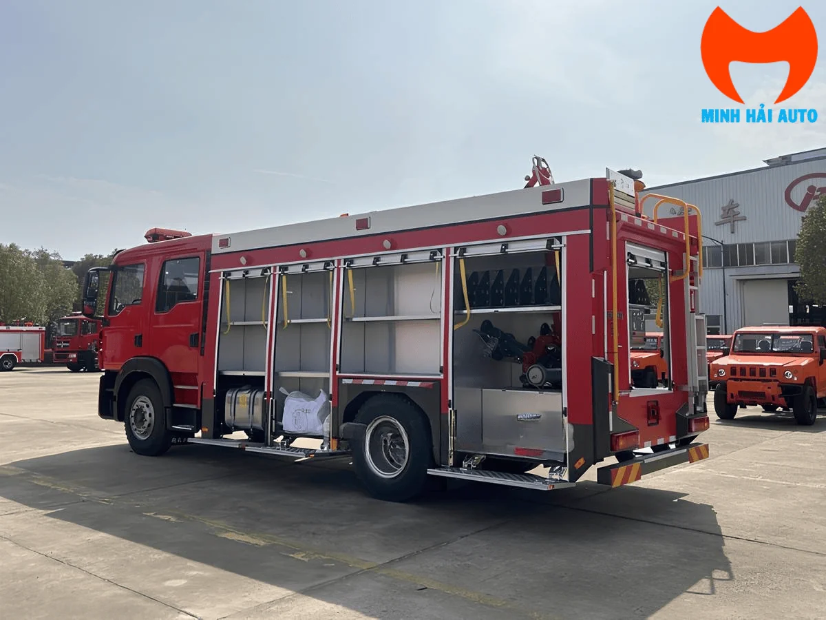 Khoang thiết bị mở trên xe chữa cháy bột khô HOWO 7 khối, thấy giá đỡ thiết bị và cửa cuốn nhôm