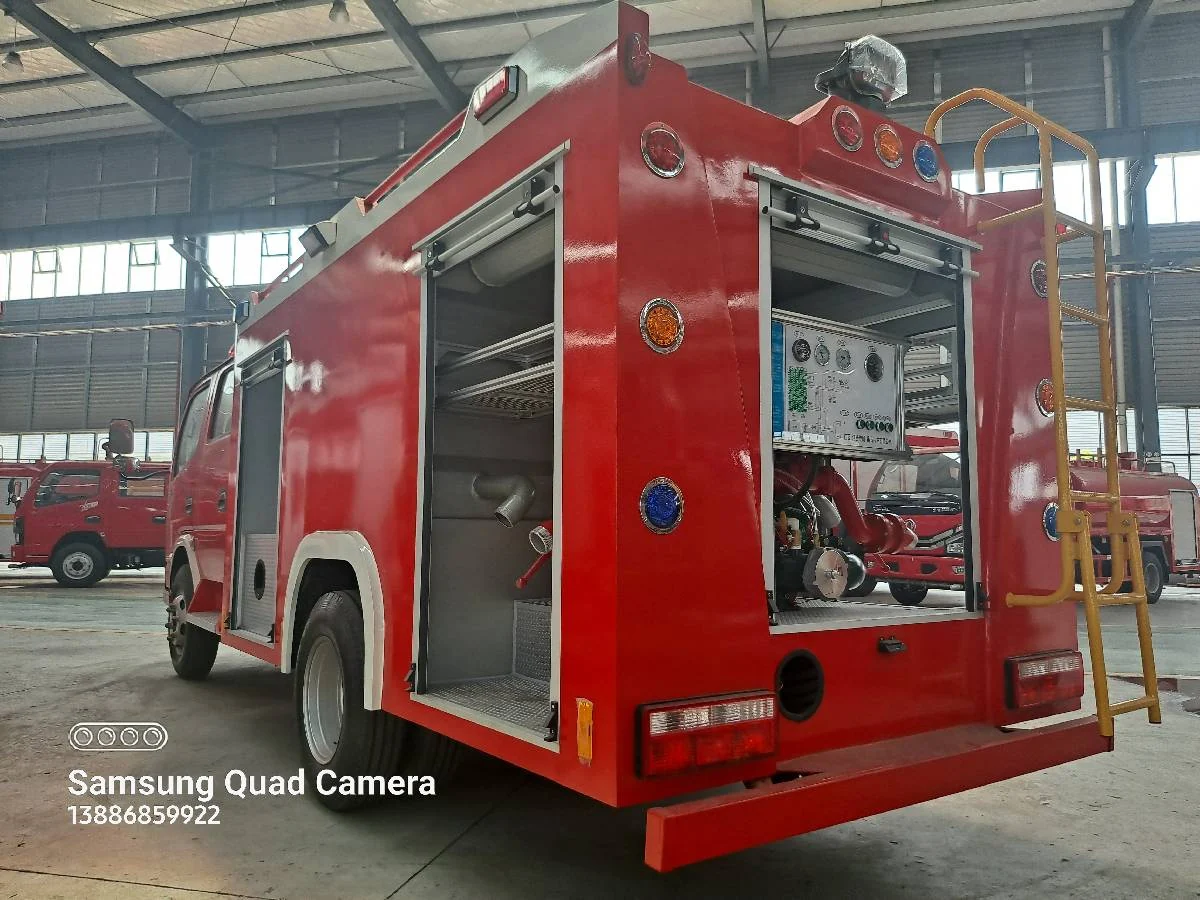 Góc sau xe chữa cháy Jingma 2 khối với hai khoang thiết bị mở, thang leo màu vàng và đèn cảnh báo