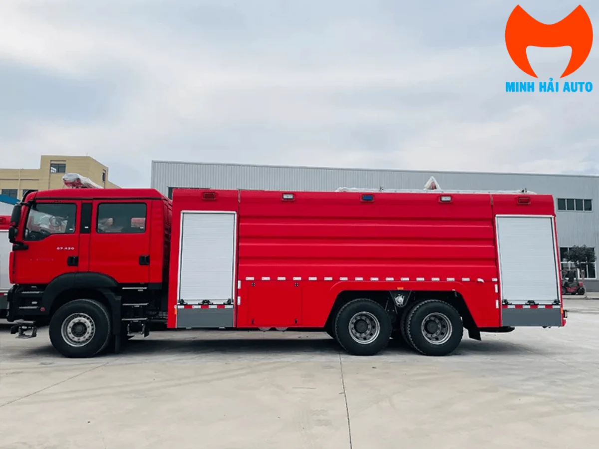 Xe chữa cháy Sinotruk Sitrak 18 khối nhìn ngang toàn thân, thấy rõ ba trục và khoang thiết bị cửa cuốn