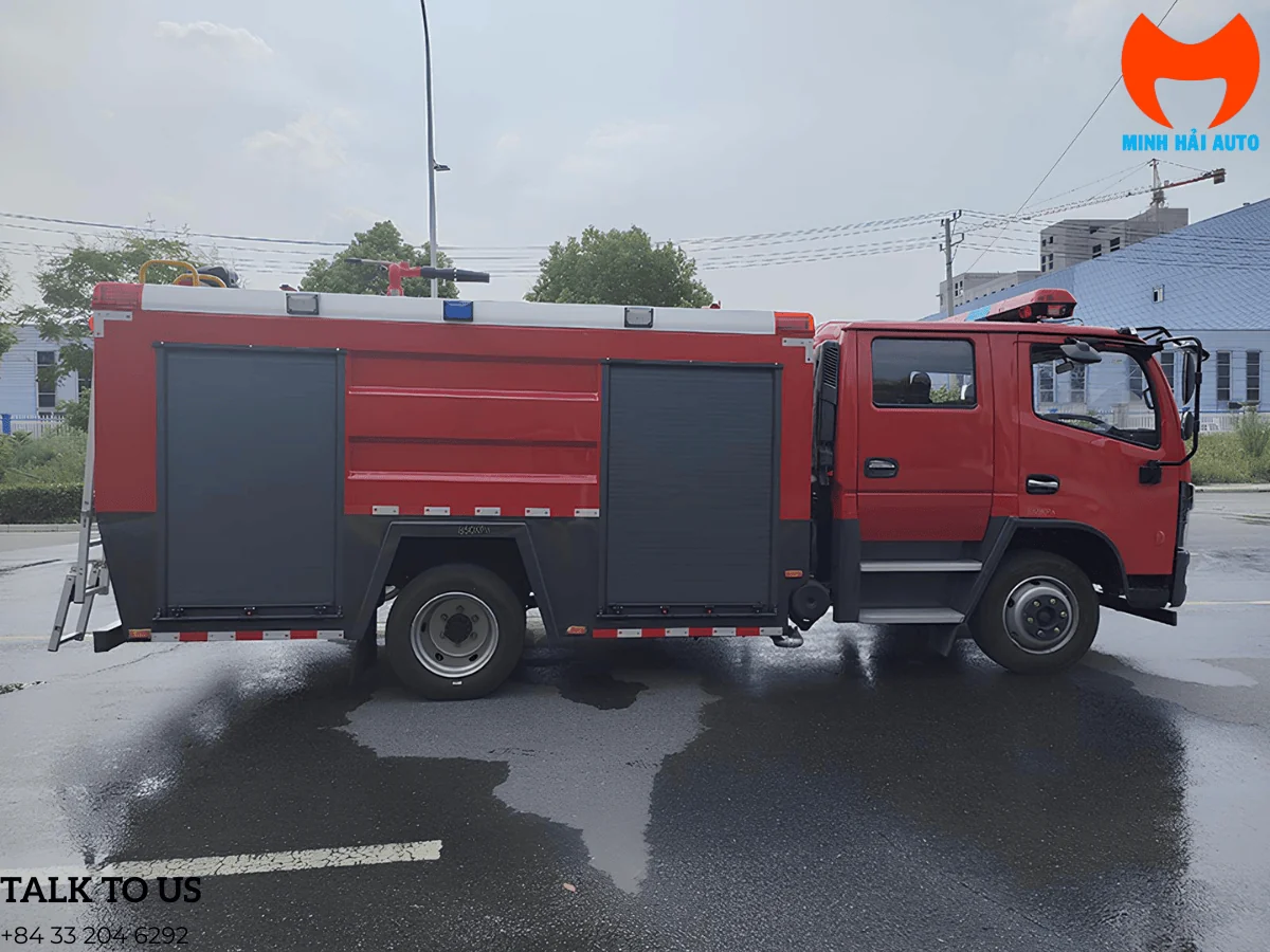 Xe chữa cháy bọt nước 4,8 khối nhìn ngang thân xe, thấy khoang thiết bị và thang leo