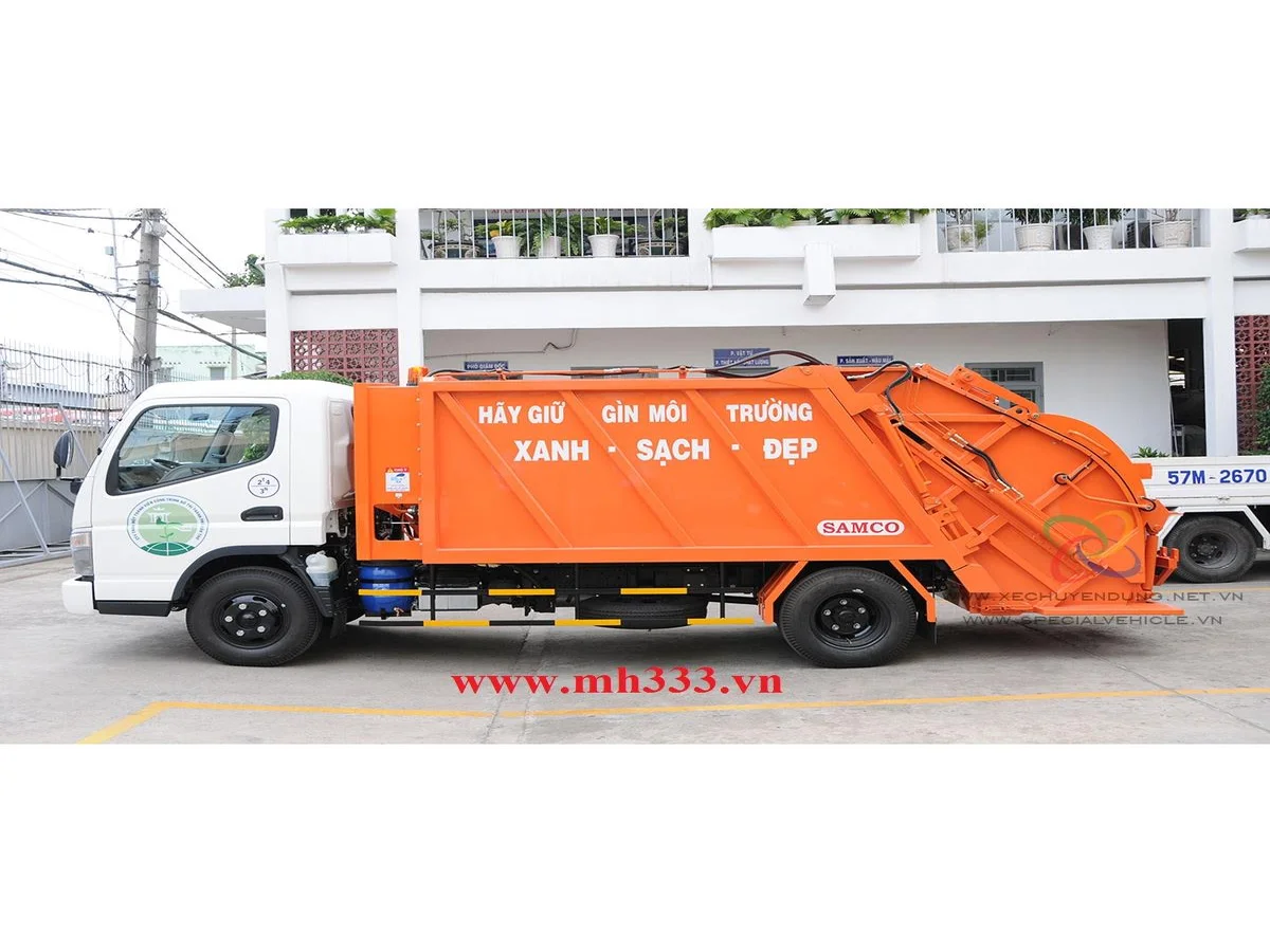 Xe ép rác Fuso 5 khối cặp thùng nhìn từ góc nghiêng, thấy rõ thùng rác và hệ thống nâng hạ thủy lực