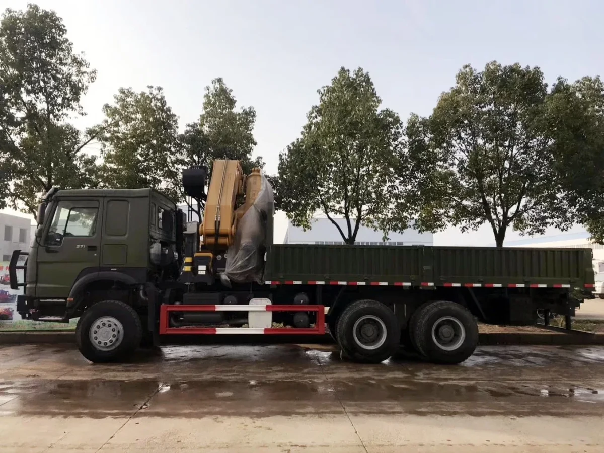 Xe tải HOWO gắn cẩu gập khúc XCMG nhìn ngang, thấy toàn bộ chiều dài thùng và vị trí cẩu