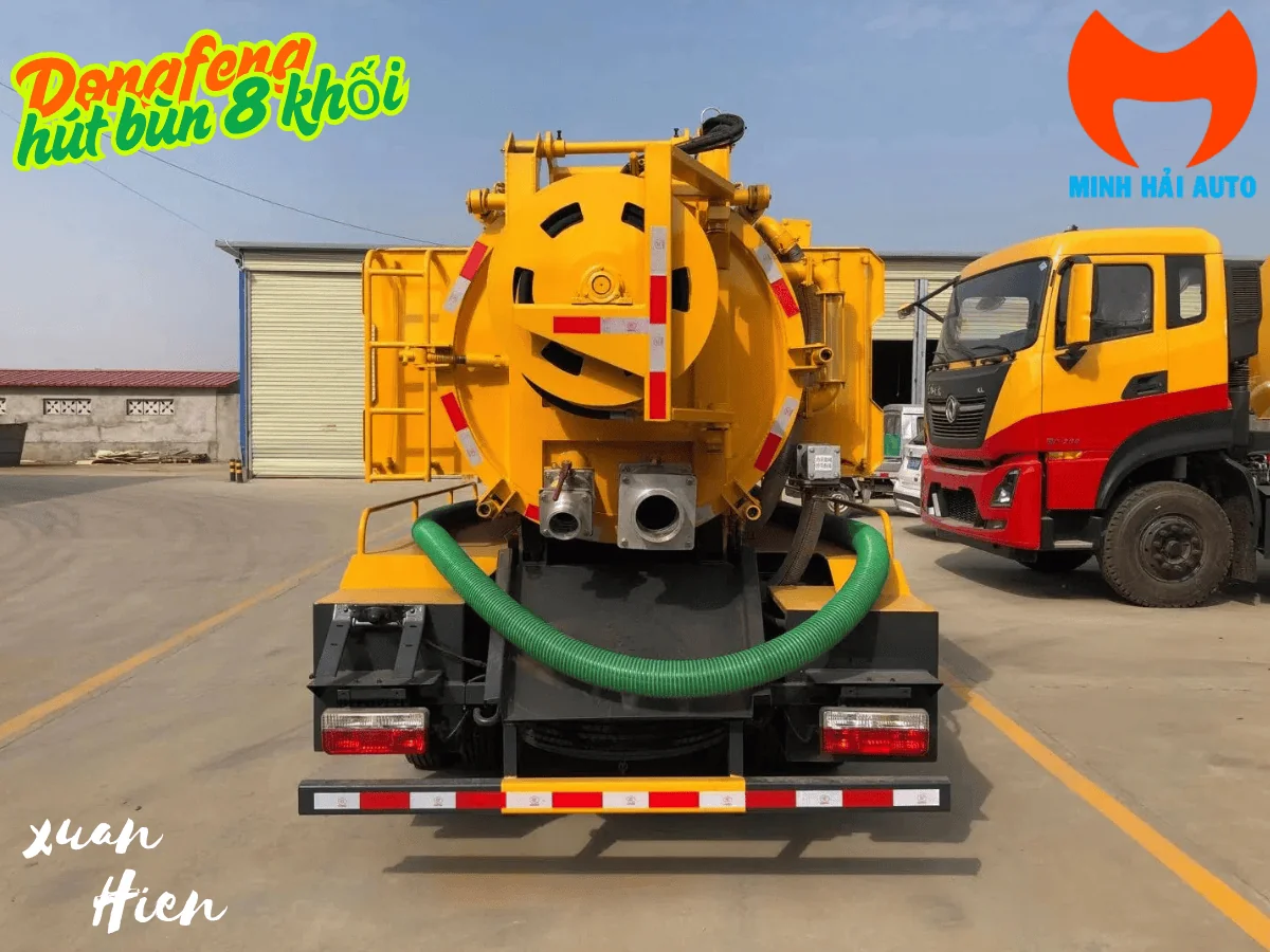 Phía sau xe hút bùn chất thải Dongfeng hai bồn tổng dung tích 8 khối