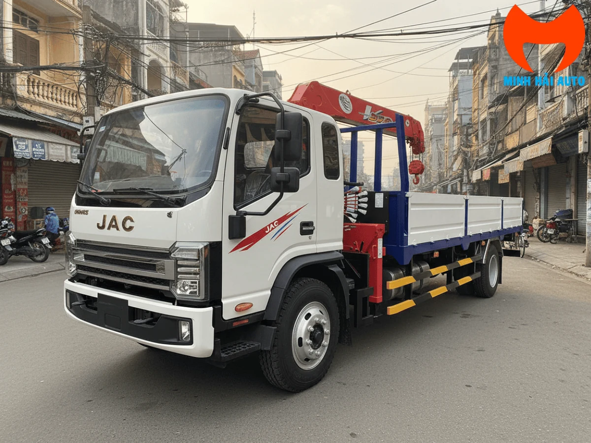 Xe tải JAC N900 gắn cẩu UNIC dòng UR-V370 nhìn toàn cảnh từ phía sau