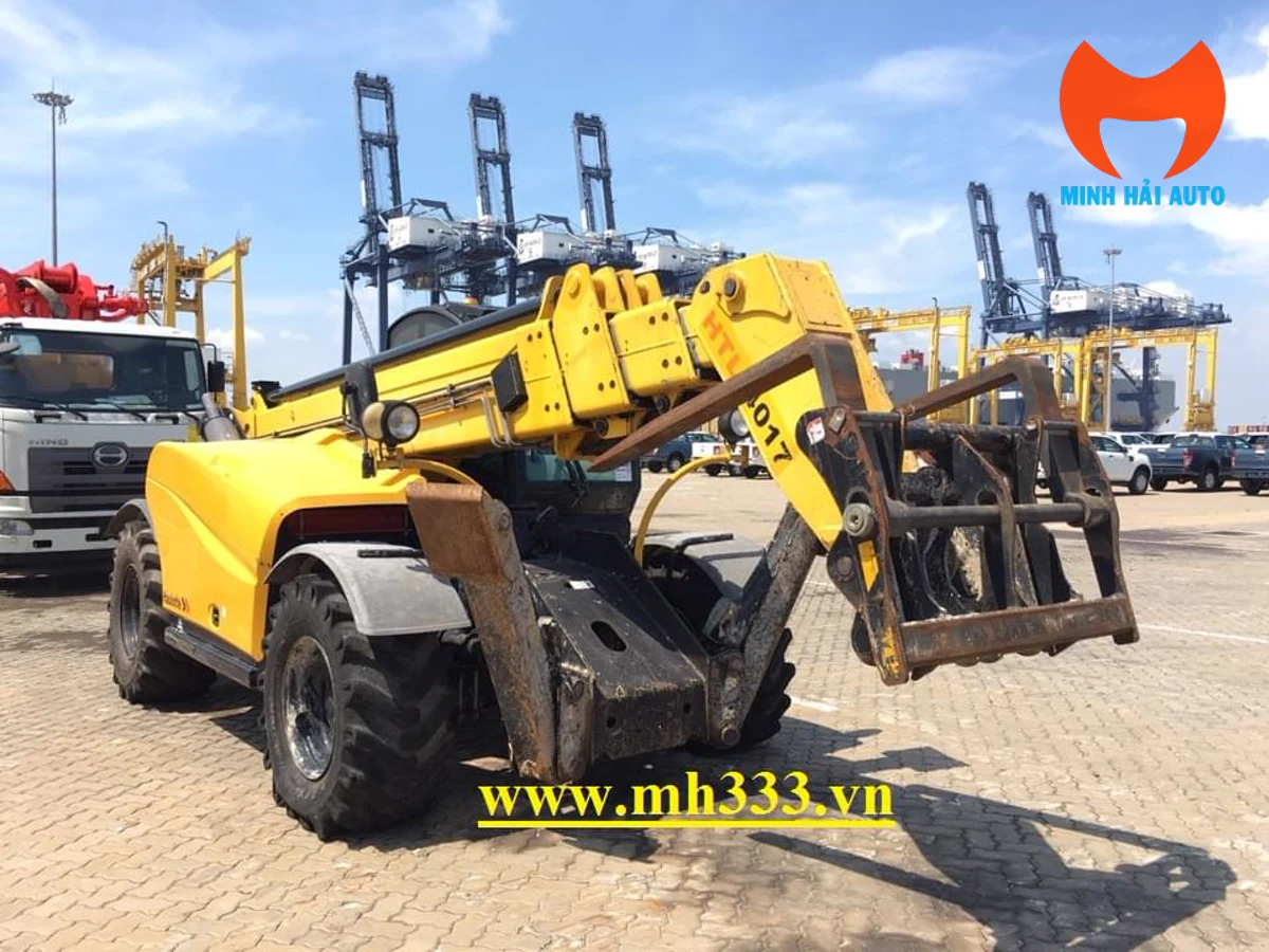 Xe nâng hàng đa năng telehandler Haulotte làm việc tại khu vực bãi cảng
