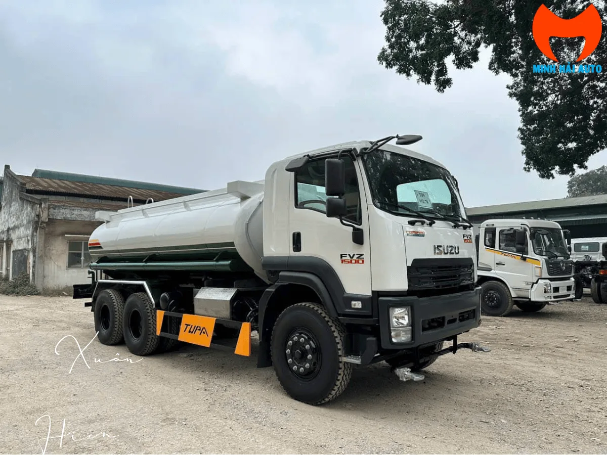 Xe phun nước Isuzu FVM 15 khối nhìn từ góc 3/4 phía trước, thấy rõ cabin và bồn xi-téc thép