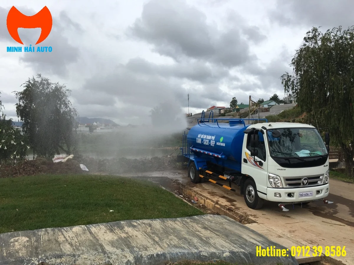 Xe rửa đường tưới cây 8 khối Ollin 700C nhìn từ góc nghiêng bên hông, thấy rõ bồn nước và hệ thống béc phun