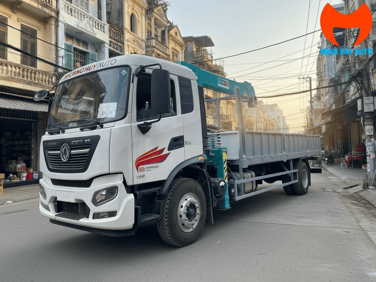 Dongfeng B180 gắn cẩu nhìn từ góc trước chếch trái trên đường phố