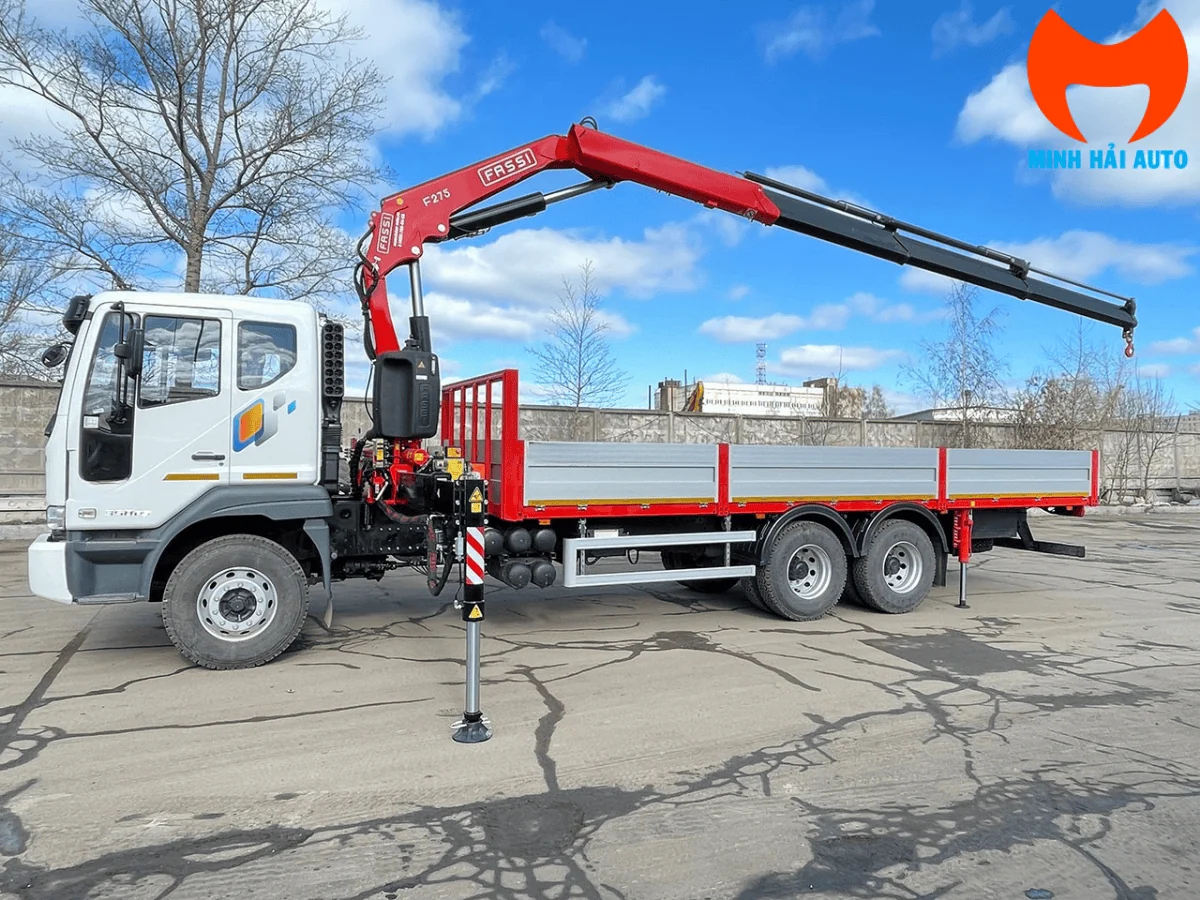 Cần cẩu Fassi F275 gấp khúc nhìn ngang, đọc rõ nhãn hãng và ký hiệu model trên thân cần