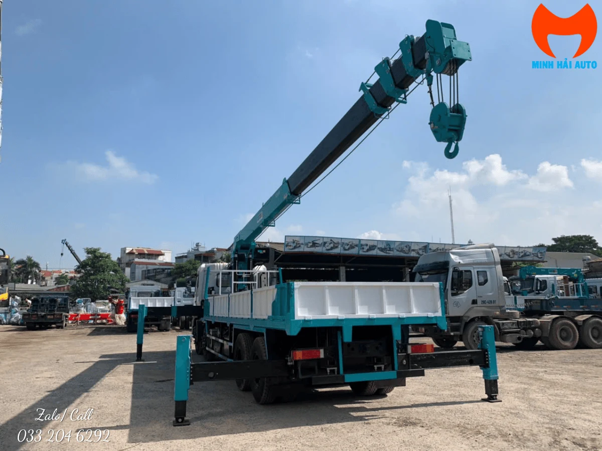 Cận cảnh cụm cần cẩu Everdigm khi duỗi và chân chống thủy lực hạ xuống mặt bãi trong tư thế sẵn sàng nâng tải