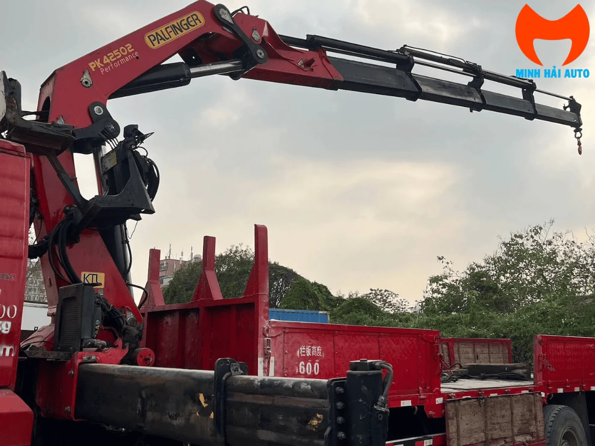Cẩu gập khúc Palfinger PK 42502 Performance ở trạng thái gập trên thùng xe tải