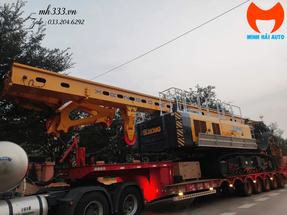 Cột buồm máy khoan XCMG sơn nhãn XR280E, nhìn từ phía sau khi máy nằm trên mooc vận chuyển
