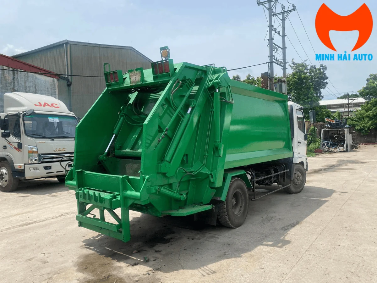 Cụm cuốn ép phía sau xe ép rác Hino 8 khối ở trạng thái nâng, lộ xi lanh thủy lực và giá nâng thùng gom