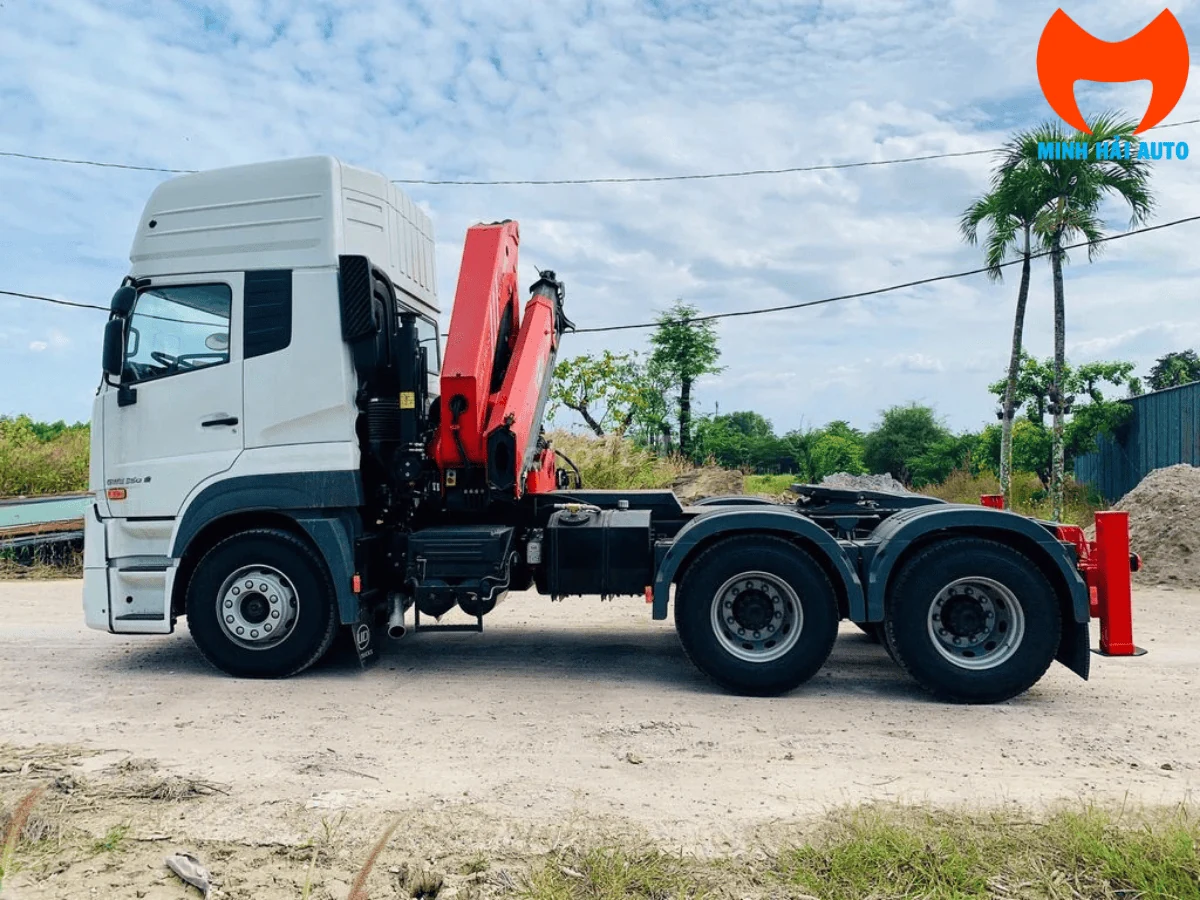 Đầu kéo UD Trucks gắn cẩu gập nhìn chéo từ phía trước bên trái, cần cẩu xếp gọn phía sau cabin
