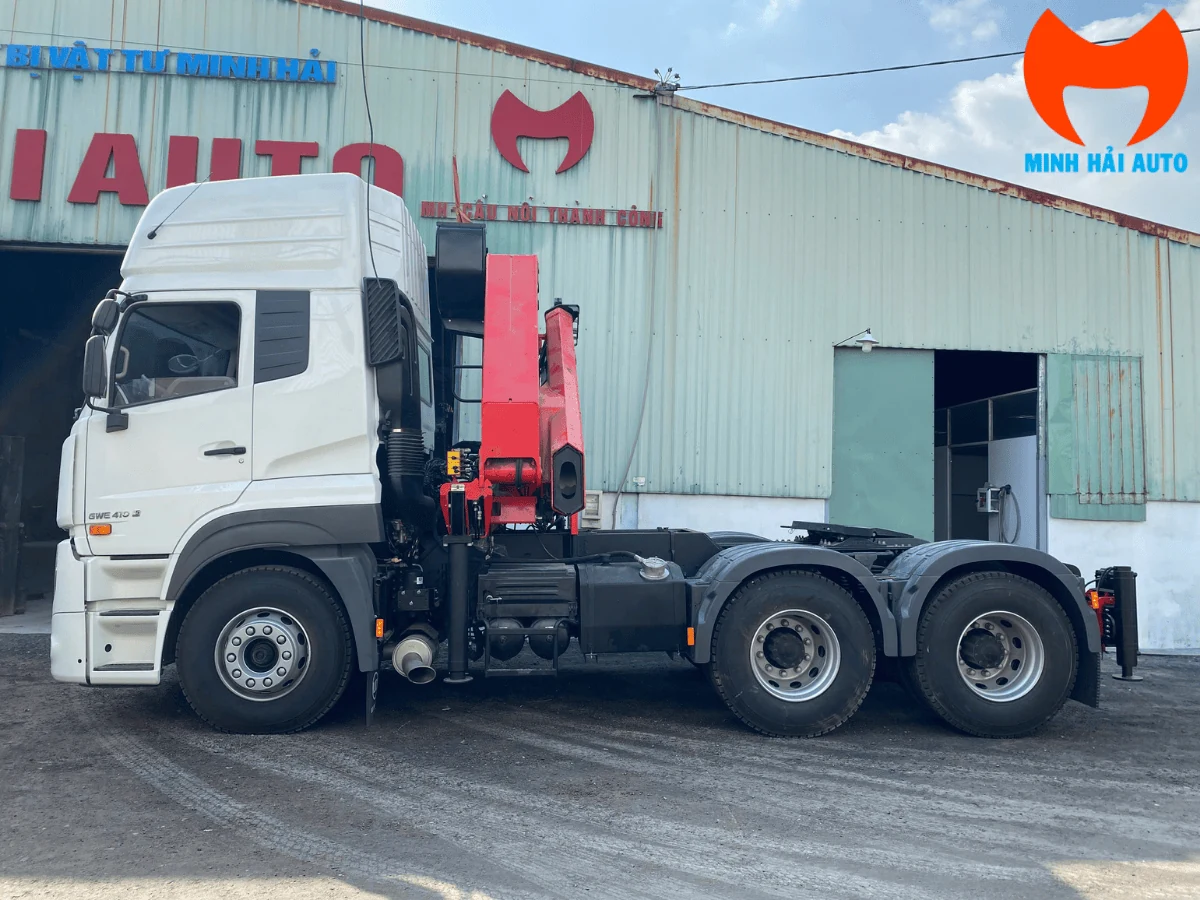 Đầu kéo UD GWE 410 gắn cẩu Palfinger nhìn ngang, cần cẩu ở trạng thái thu gọn