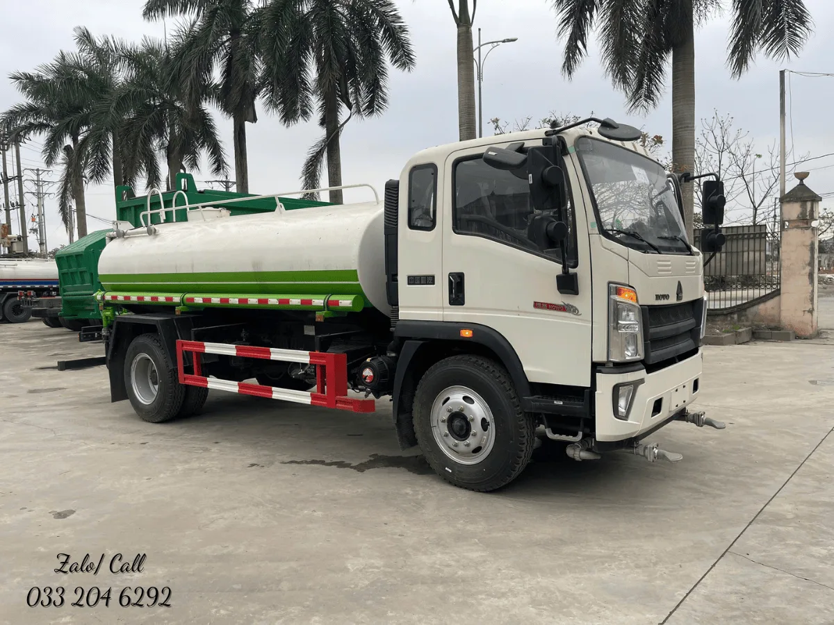 Khoang động cơ diesel turbo tăng áp của xe téc HOWO phun nước 9 khối